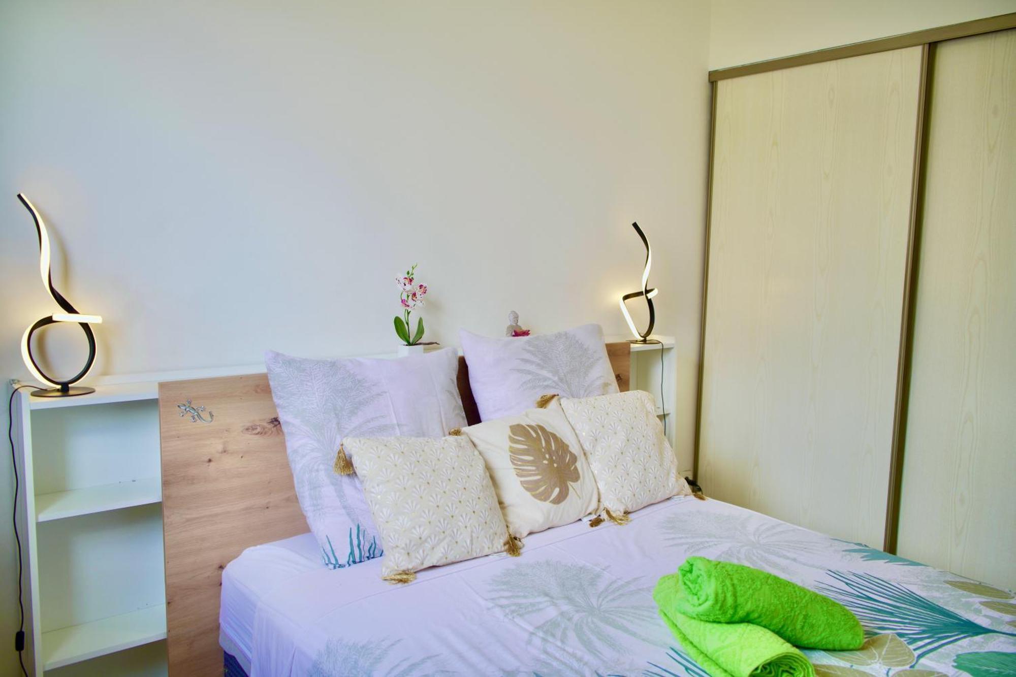 Les Balcons Du Theatre Apartment Saint-Gilles-les Bains Bagian luar foto